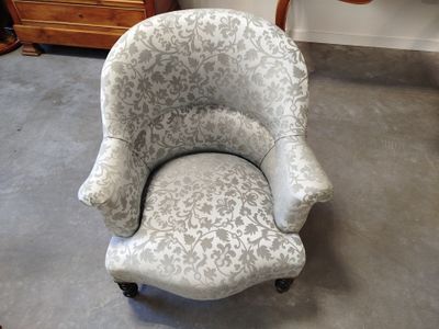 a chair that is sitting in the middle of a room