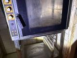 un four à micro-ondes posé sur un support dans une cuisine