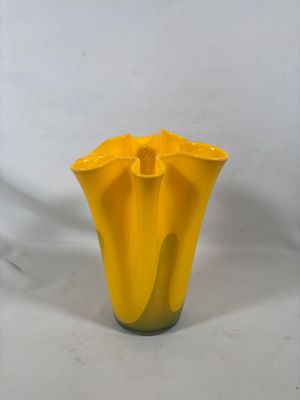 une fleur jaune posée dans un vase en verre