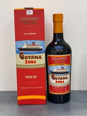 une bouteille de vin à côté d'une boîte