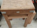 une petite table en bois avec un tiroir en dessous