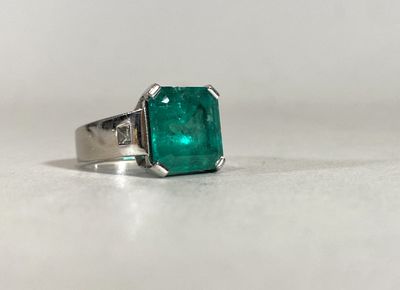 Bague en or gris 750 millièmes ornée au centre d'une émeraud…