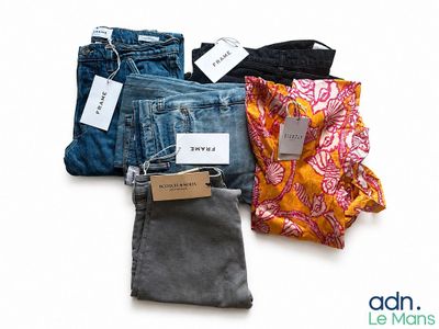 quatre paires de jeans pour femme, encore étiquetées, sur fond blanc