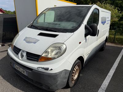 une camionnette blanche garée dans un parking