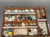 une boîte en bois remplie d'objets assortis sur une table
