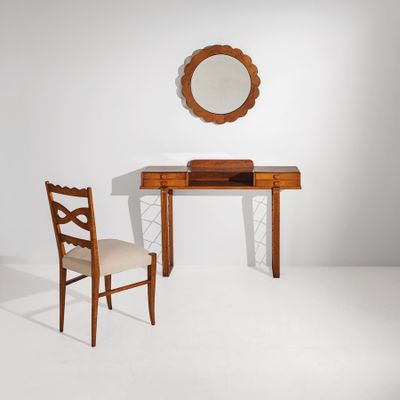 une petite table avec un miroir et une chaise