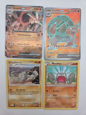 Quatre cartes Pokémon sont posées sur une table avec un fond blanc.