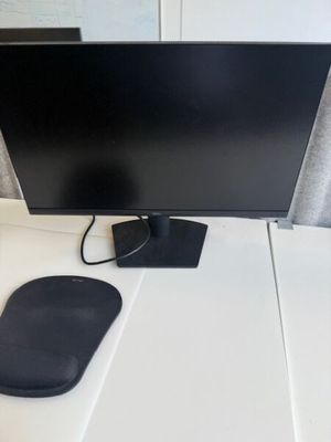 un écran d'ordinateur et une souris posés sur un bureau