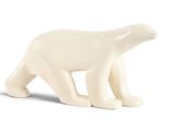 une petite figurine d'ours polaire blanc posée sur une surface blanche