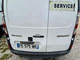 l'arrière d'une camionnette blanche garée sur un parking