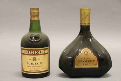 Deux bouteilles d'alcool sont posées l'une à côté de l'autre sur une table
