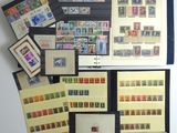 un assortiment de timbres et d'enveloppes exposés sur une table