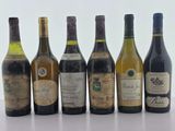 plusieurs bouteilles de vin sont alignées sur une table
