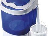 une machine à laver portable bleue et blanche à côté d'un seau