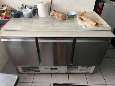 un comptoir sur lequel sont posés tout un tas d'aliments