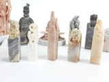 de nombreux types de statues en pierre sur un fond blanc