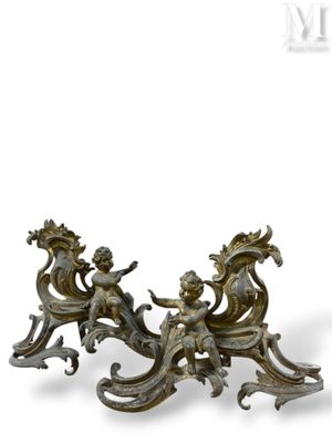 paire de figurines d'anges en bronze anciennes posées sur un rouleau
