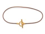 un bracelet en cuir marron orné d'une ancre plaquée or sur fond blanc
