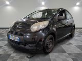 la photo d'une petite voiture noire garée dans un garage