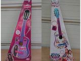 deux photos d'une guitare rose et d'une guitare violette