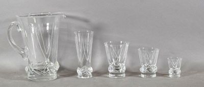 cinq verres et un pichet alignés les uns à côté des autres