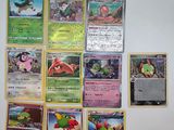 beaucoup de cartes Pokémon accrochées au mur