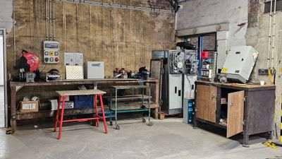 une photo d'un atelier rempli de matériel de travail