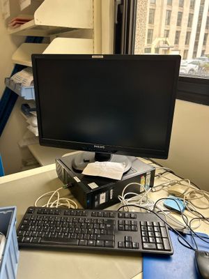 un écran d'ordinateur et un clavier sur un bureau dans une pièce