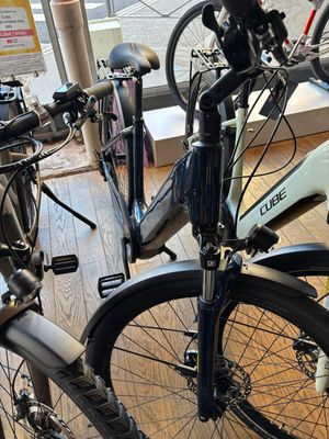 de nombreux vélos garés les uns à côté des autres dans un magasin