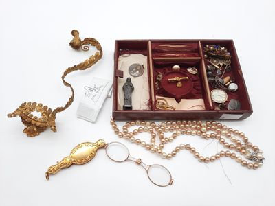 une boîte contenant tout un tas de bijoux