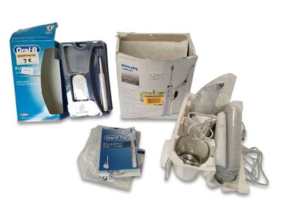 une boîte de brosses à dents et une boîte de dentifrice