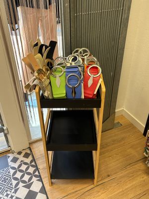 de nombreuses paires de ciseaux posées sur un chariot dans la pièce