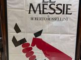 L'affiche du film « Le Messie » est accrochée au mur.