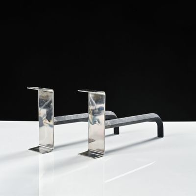 une paire de tuyaux métalliques posés sur une table