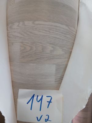 quelqu'un tient un bout de papier sur lequel figure une étiquette de prix