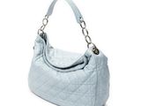 un sac à main matelassé bleu clair avec une poignée en métal sur fond blanc
