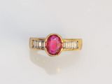une image représentant une bague en or sertie d'un rubis et de diamants taille baguette