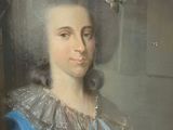 tableau représentant une femme en robe bleue avec une fleur dans les cheveux