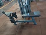 a machine that is sitting on the floor in the gym