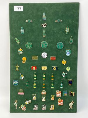 une image représentant un mur vert sur lequel sont plantées plusieurs épingles