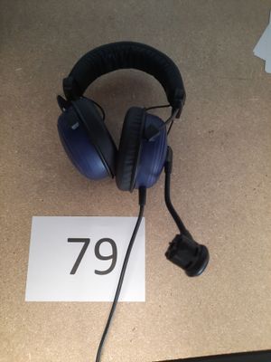 un casque posé sur une table, avec une étiquette de prix