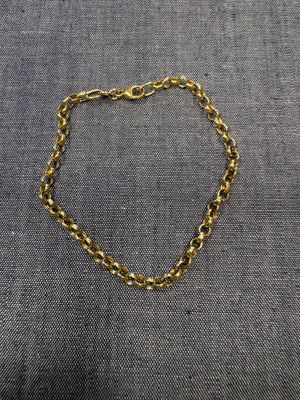 un bracelet en chaîne d'or avec un fermoir en forme de cœur