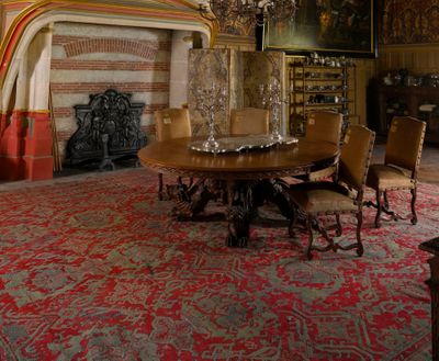 une photo d'une salle à manger élégante avec une cheminée et un lustre