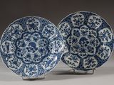 paire d'assiettes bleues et blanches à motifs floraux