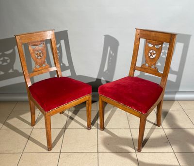 deux chaises assises l'une à côté de l'autre