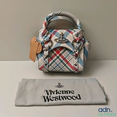 un sac à main blanc orné d'un motif à carreaux rouges et bleus