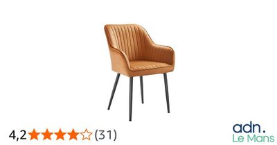 un gros plan d'une chaise sur fond blanc, avec cinq étoiles