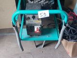 un chariot vert surmonté de deux compresseurs