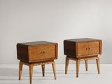 une paire de tables de chevet à tiroirs, sur pieds en bois