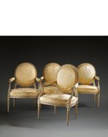 Suite de quatre fauteuils à dossier plat médaillon, en hêtre…
